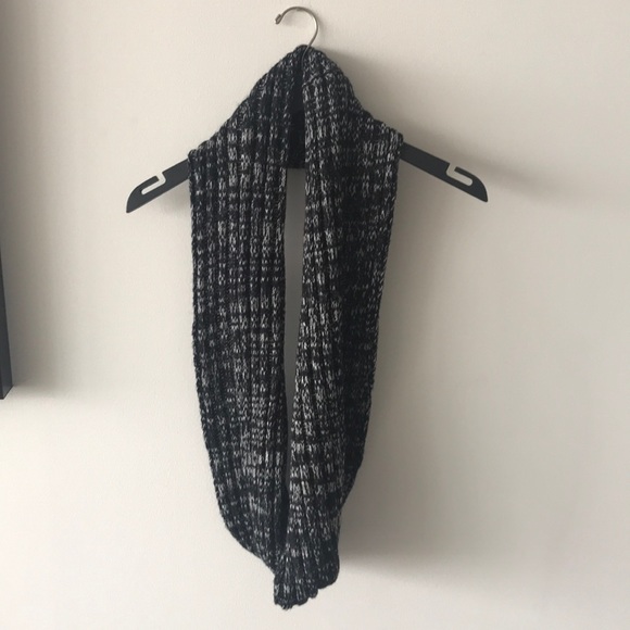 J.Crew knit circle scarf - black and white - Picture 4 of 4